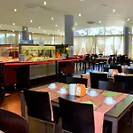With A Comfortable Sunlit Terrace ביביונה