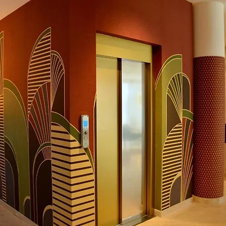 With A Comfortable Sunlit Terrace Бібіоне