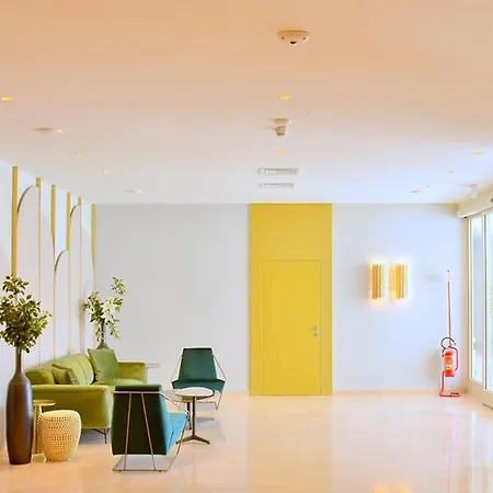 With A Comfortable Sunlit Terrace Lägenhet