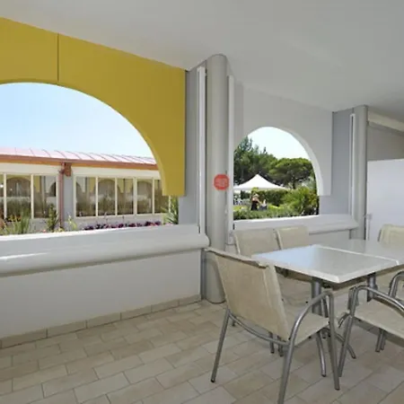 With A Comfortable Sunlit Terrace Διαμέρισμα *
