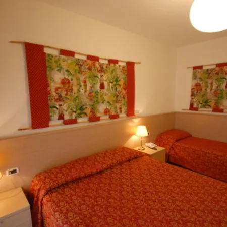 With A Comfortable Sunlit Terrace Διαμέρισμα