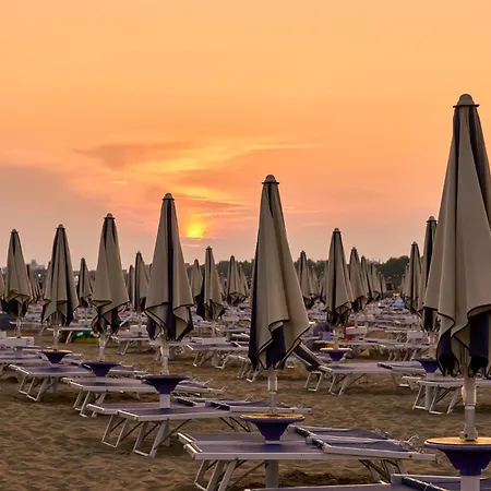 With A Comfortable Sunlit Terrace Μπιμπιόνε