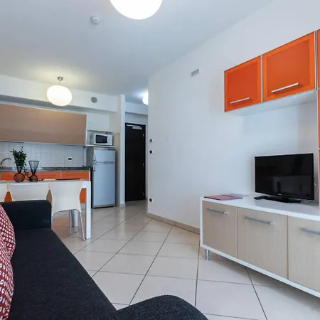 With A Comfortable Sunlit Terrace Διαμέρισμα Μπιμπιόνε