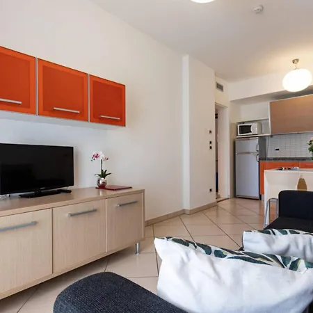 Διαμέρισμα With A Comfortable Sunlit Terrace *