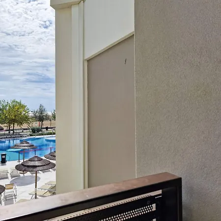 With A Comfortable Sunlit Terrace Διαμέρισμα *