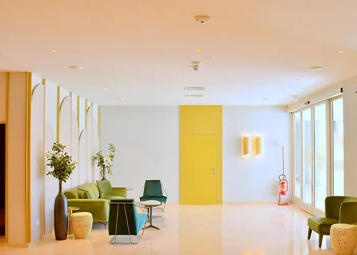 With A Comfortable Sunlit Terrace Daire