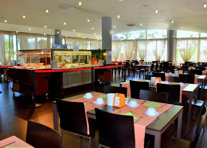 With A Comfortable Sunlit Terrace Бібіоне